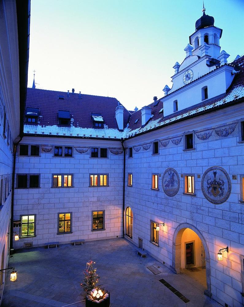 Hotel Ruze Cesky Krumlov Exterior photo The courtyard of the Landhaushof